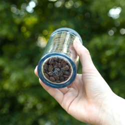 Dno polymerové dózy Comandante Bean Jar na jednom snímku s dobrou čitelností