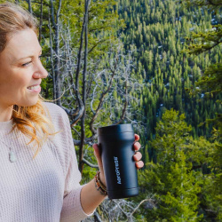 Otvor k pití na víčku hrnku AeroPress Travel