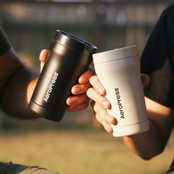 Termohrnek AeroPress v držáku v autě v detailním záběru