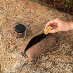 Logo na pouzdru Comandante Tool Pouch Cashmere