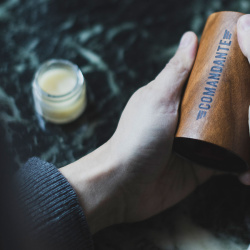 Balzám Comandante Wood Care Balm při ošetřování dřeva