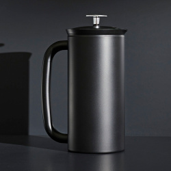Boční pohled na matně černý french press Espro P7