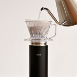 Boční pohled na trapézový dripper Hario Pegasus 01