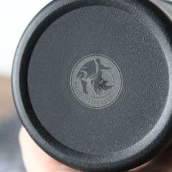 Víčko černé posypky Rhinowares na kakao v praktickém pohledu