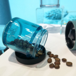 Dóza Comandante Polymer Bean Jar nasazená na mlýnku
