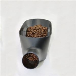 Odměrka Rhinowares Bean Scoop plná kávových zrn