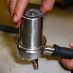 Odměrka Rhino Coffee Gear z nerezu ze strany, detail tvaru a rukojeti