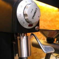 Detail nerezového povrchu odměrky na kávu Rhino Coffee Gear s objemem 50 g