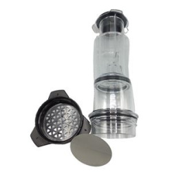 Detail jemné perforace nerezového filtru Heavy Tamper pro AeroPress