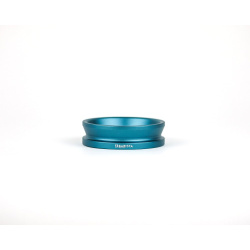 Trychtýř 9Barista s magnetem nasazený na portafiltr 53 mm