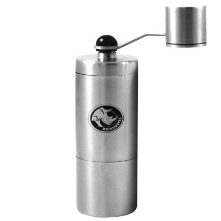 Ruční mlýnek Rhinowares Mini s adaptérem pro AeroPress, celkový pohled