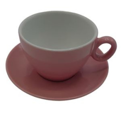 Růžový šálek s podšálkem na latte Inkerpor, celkový pohled