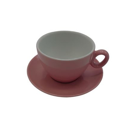Růžový šálek s podšálkem na latte Inkerpor, celkový pohled