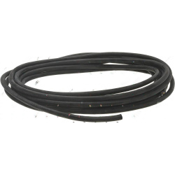 Smotaný černý pryžový kabel, na druhém konci vodiče vyčnívají z izolace