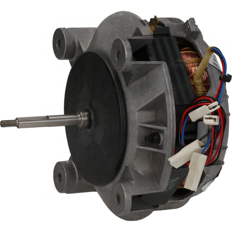 Šedý elektromotor s hřídelí, svorkovnicí a barevnými vodiči