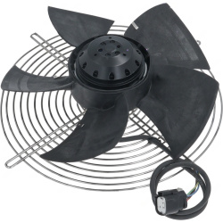 Černé plastové lopatky axiálního ventilátoru v drátěné mřížce, na kabelu konektor