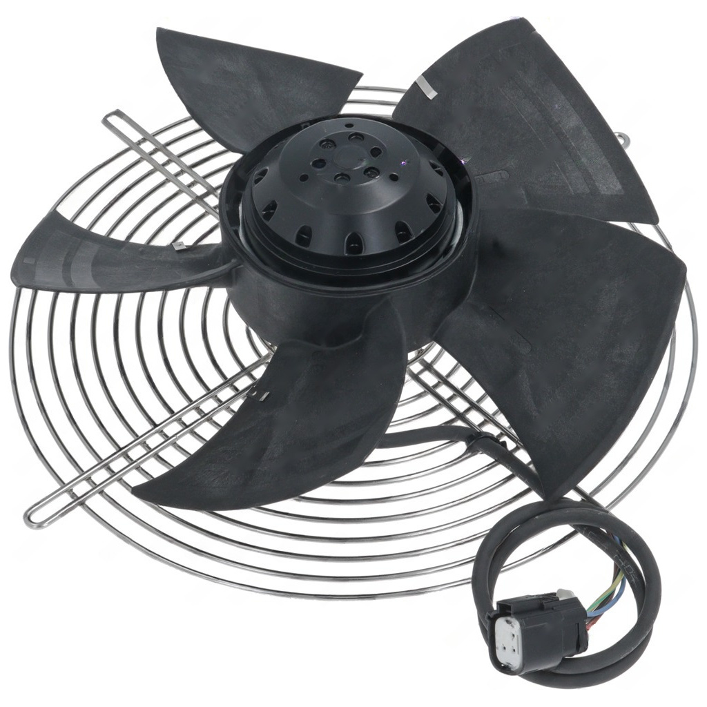Černé plastové lopatky axiálního ventilátoru v drátěné mřížce, na kabelu konektor