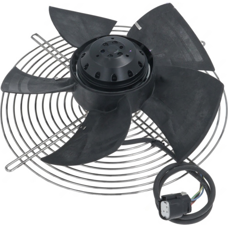 Černé plastové lopatky axiálního ventilátoru v drátěné mřížce, na kabelu konektor