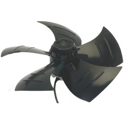 Široké zahnuté černé lopatky axiálního ventilátoru kolem žebrovaného motoru s kabelem Široké zahnuté černé lopatky axiálního ventilátoru kolem žebrovaného motoru s kabelem