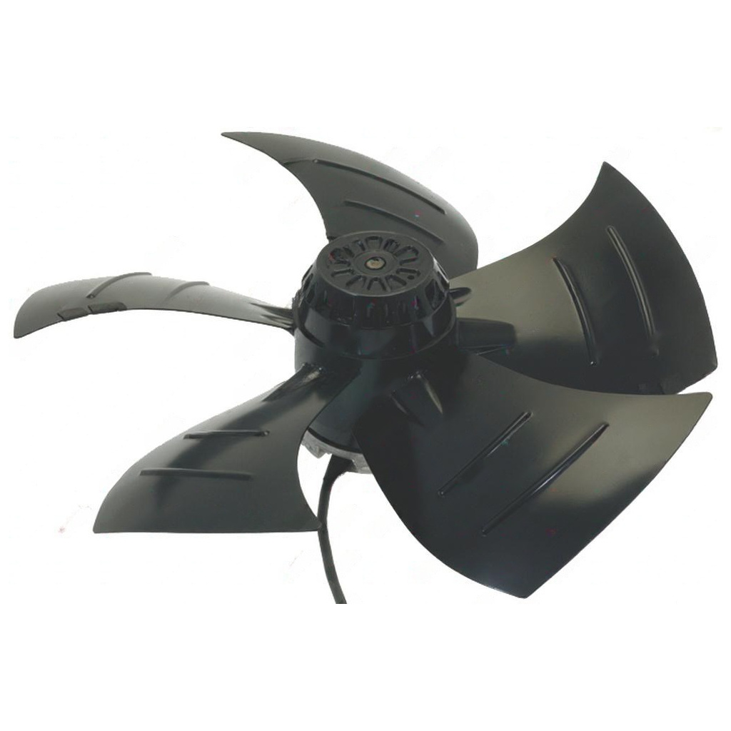 Široké zahnuté černé lopatky axiálního ventilátoru kolem žebrovaného motoru s kabelem Široké zahnuté černé lopatky axiálního ventilátoru kolem žebrovaného motoru s kabelem