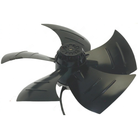 Široké zahnuté černé lopatky axiálního ventilátoru kolem žebrovaného motoru s kabelem