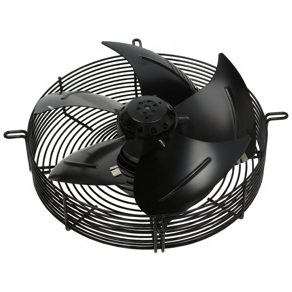 Pět černých zahnutých lopatek axiálního ventilátoru v drátěné kruhové mřížce s úchyty