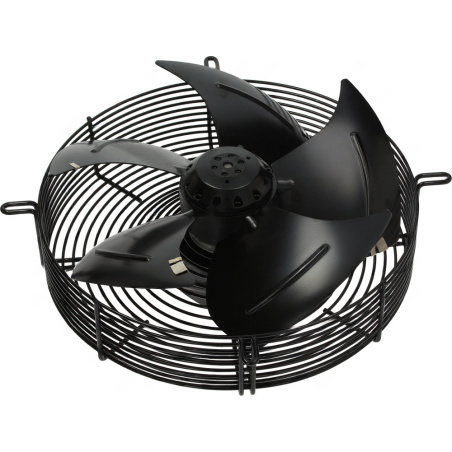 Pět černých zahnutých lopatek axiálního ventilátoru v drátěné kruhové mřížce s úchyty