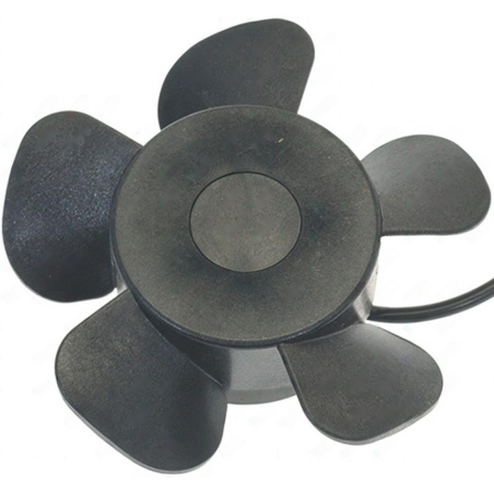 Plastové lopatkové kolo axiálního ventilátoru s pěti zahnutými lopatkami v černé barvě