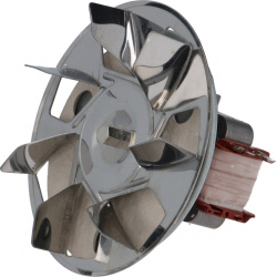 Kovový lopatkový ventilátor na motoru s viditelným měděným vinutím
