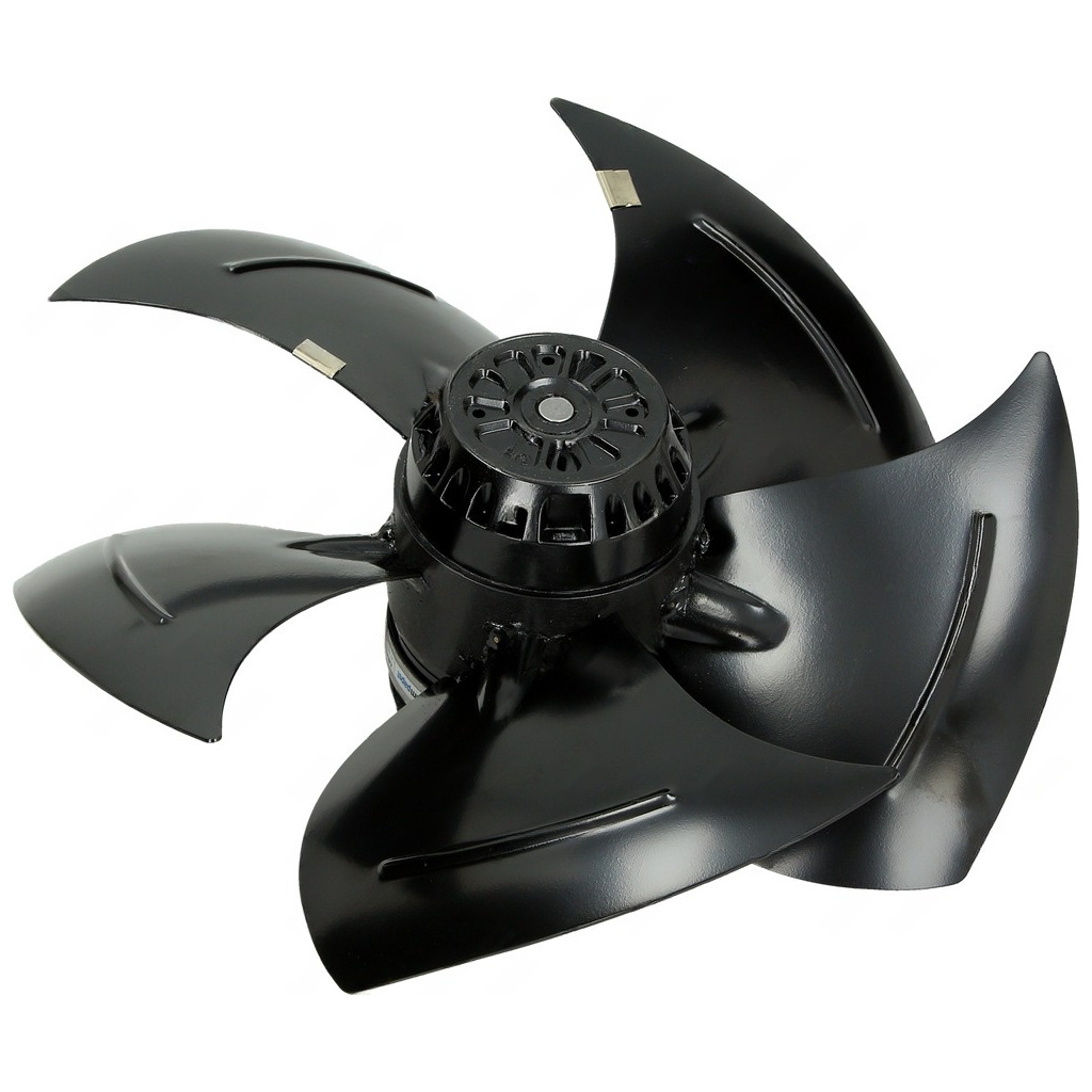 Axiální ventilátor s pěti černými zahnutými lopatkami a žebrovaným hrdlem motoru uprostřed, záběr shora Axiální ventilátor s pěti černými zahnutými lopatkami a žebrovaným hrdlem motoru uprostřed, záběr shora