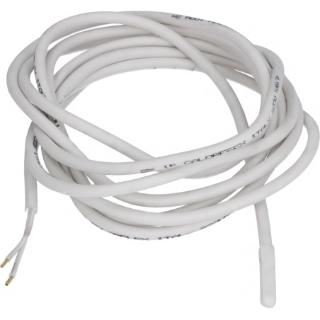 Stočený bílý topný kabel, na konci dva odizolované vodiče
