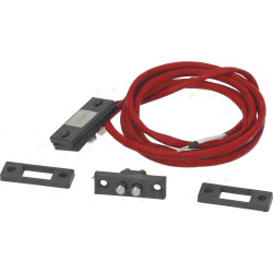 Kabel s magnetickým kontaktem v červené izolaci a montážní destičky k sestavě