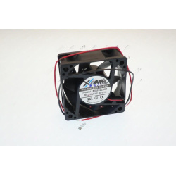 Čtvercový černý axiální ventilátor menších rozměrů s červeným a černým vodičem