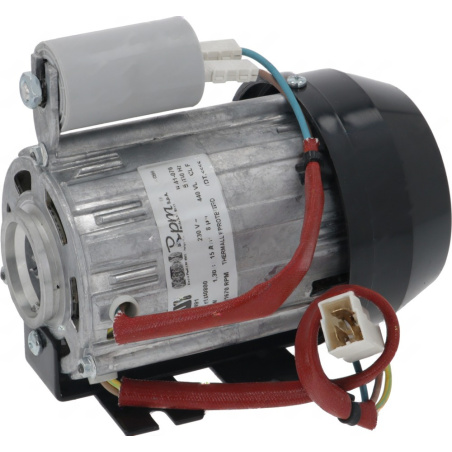 Elektromotor, jehož tělo je z hliníku, doplněný válcovým kondenzátorem, černým krytem ventilátoru a červenými vodiči