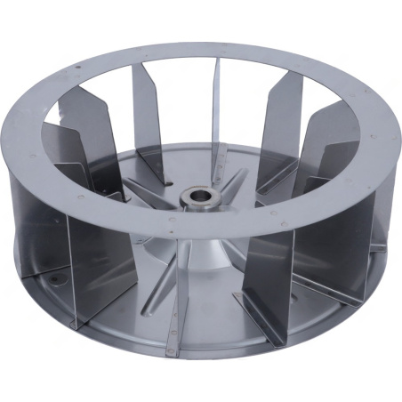 Oběžné kolo ventilátoru z kovu: nahoře disk s otvory, po obvodu lopatky