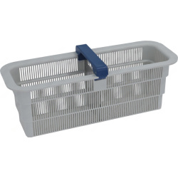 Šedý perforovaný plastový koš filtru s modrou rukojetí k přenášení