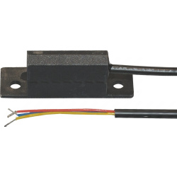 Magnetický dveřní mikrospínač v černém plastovém pouzdře s otvory pro přišroubování a vyvedeným kabelem Magnetický dveřní mikrospínač v černém plastovém pouzdře s otvory pro přišroubování a vyvedeným kabelem