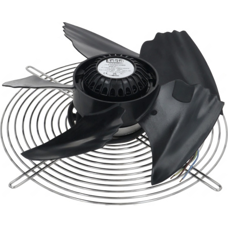 Axiální ventilátor s černými lopatkami a drátěnou ochranou, motor je uprostřed