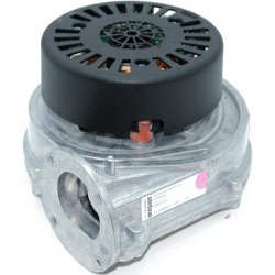Hliníkový motor s ventilátorem, nahoře černý děrovaný kryt