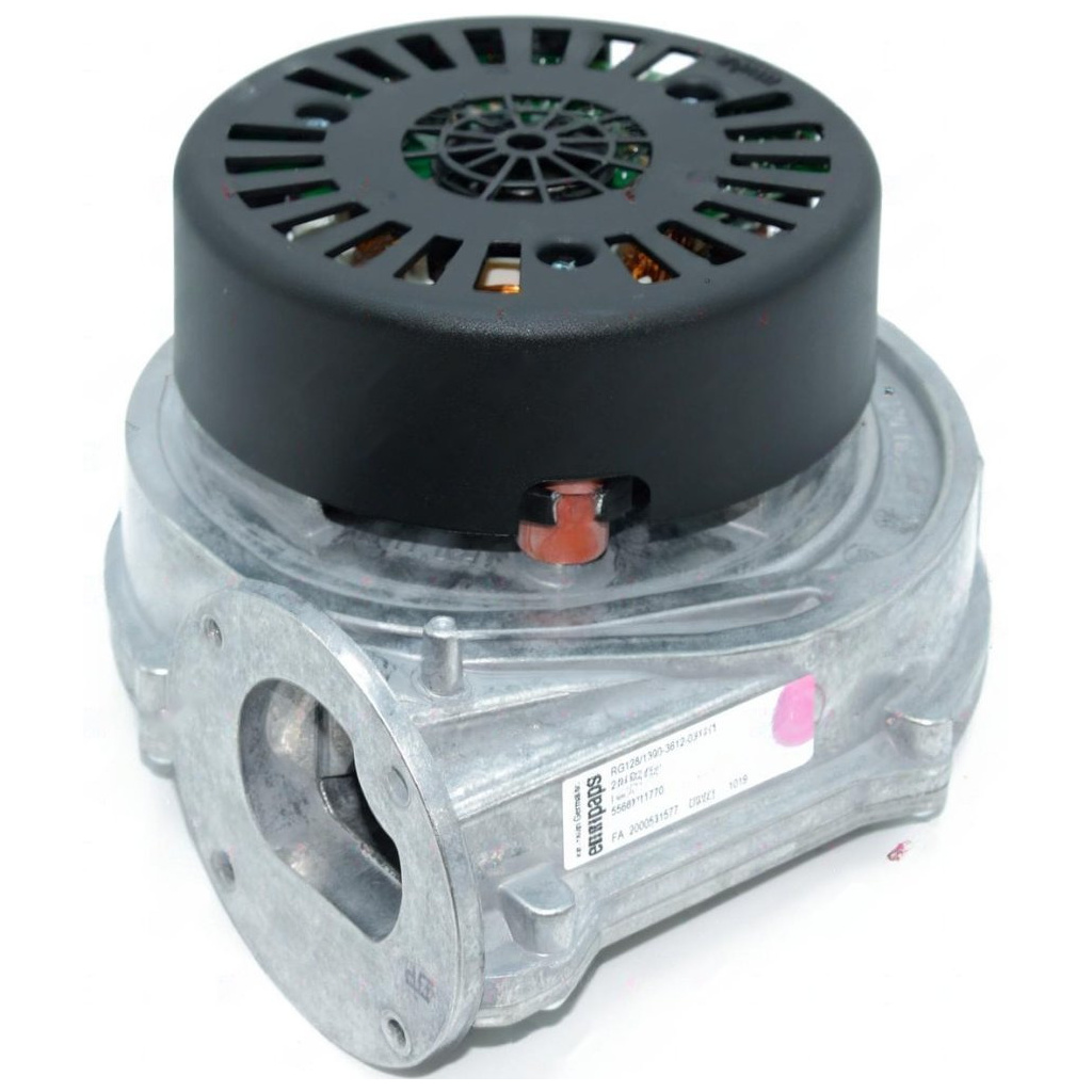 Hliníkový motor s ventilátorem, nahoře černý děrovaný kryt
