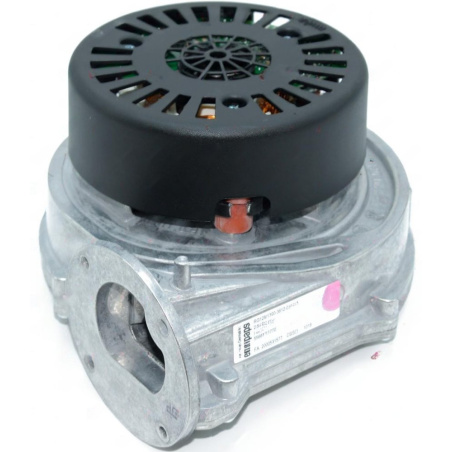 Hliníkový motor s ventilátorem, nahoře černý děrovaný kryt