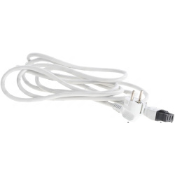 Bílý síťový kabel s vidlicí na jednom konci a konektorem na druhém, smotaný do kruhů