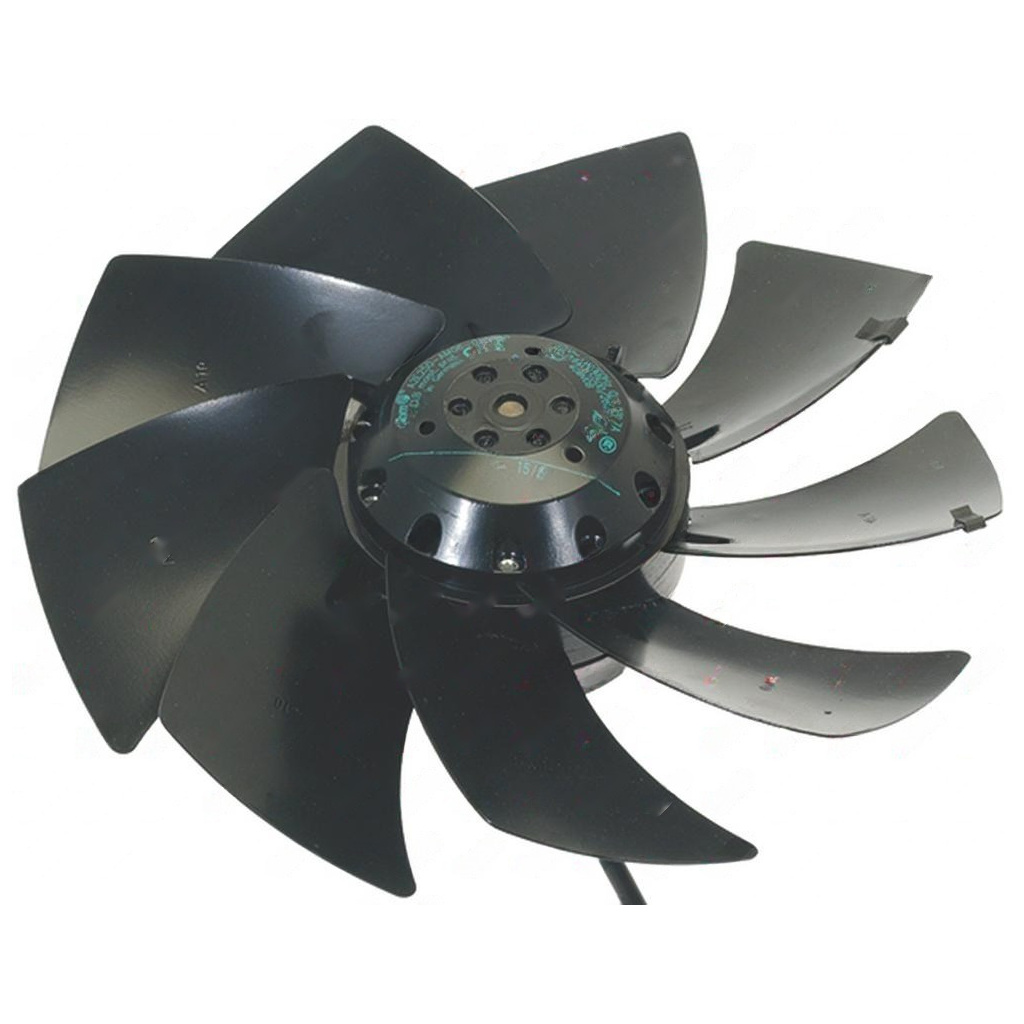 Osm černých lopatek kolem kulatého motoru se zeleným štítkem, ventilátor bez rámu