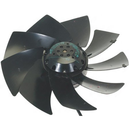Osm černých lopatek kolem kulatého motoru se zeleným štítkem, ventilátor bez rámu