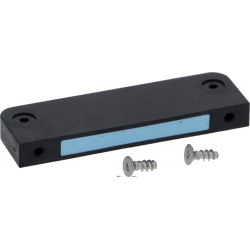 Černý magnet tvaru kvádru 63x19x7 mm s modrým proužkem, vedle dva šrouby k montáži Černý magnet tvaru kvádru 63x19x7 mm s modrým proužkem, vedle dva šrouby k montáži