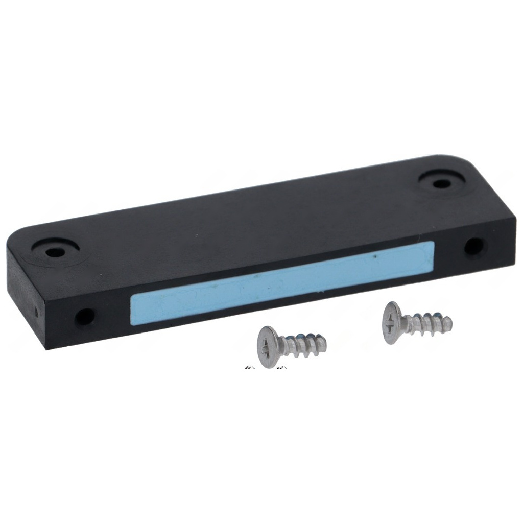 Černý magnet tvaru kvádru 63x19x7 mm s modrým proužkem, vedle dva šrouby k montáži Černý magnet tvaru kvádru 63x19x7 mm s modrým proužkem, vedle dva šrouby k montáži