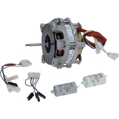 Elektromotor s ventilátorem, vodiči a konektory, vedle něj dva kondenzátory a propojovací kabely