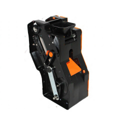 Černý mechanismus s oranžovými plastovými prvky, násypkou nahoře a pákou po straně Černý mechanismus s oranžovými plastovými prvky, násypkou nahoře a pákou po straně