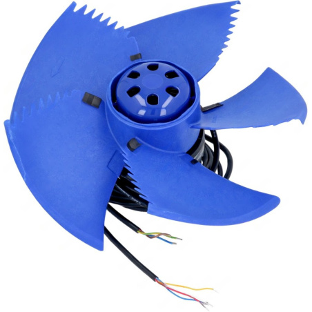Axiální ventilátor s modrými plastovými lopatkami a svazkem barevných vodičů.