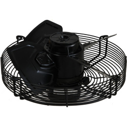 Motor ventilátoru s černým kovovým tělem uvnitř kulaté drátěné ochranné mřížky, se dvěma lopatkami oběžného kola